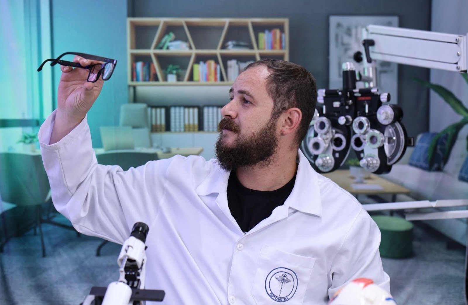Técnico óptico da Ótica Baumann conferindo um óculos montado